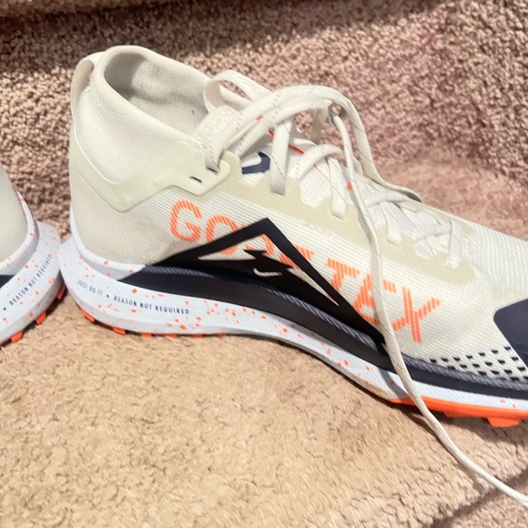 Beautiful size 9 White and Black Gore-Tex Nike Sneakers with Orange Accents. - Picture 4 of 15